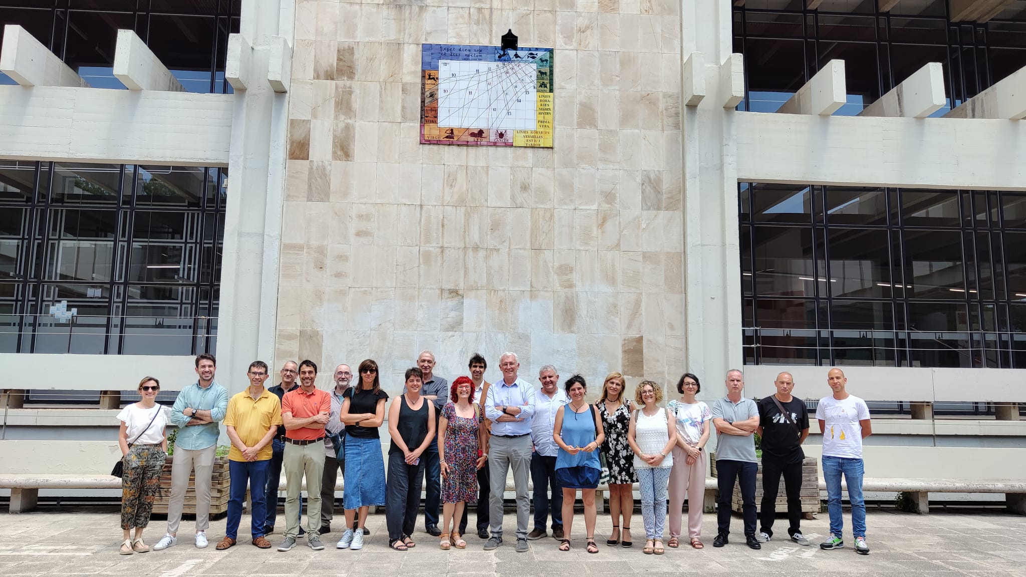 persones assegudes en una sala fent una reunio